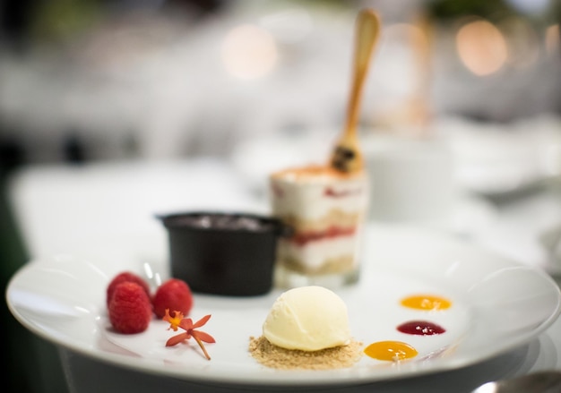 Primer plano de un plato de postre gourmet en un club de campo en Nueva Jersey