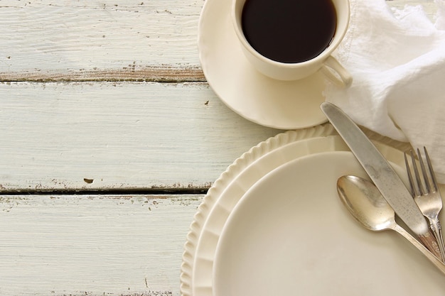 Primer plano del plato y la taza de café en la mesa