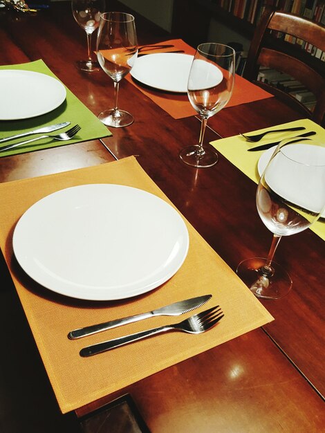 Primer plano de platos y vasos vacíos en la mesa de comedor en un restaurante