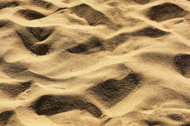 Primer plano de la playa de arena en el verano