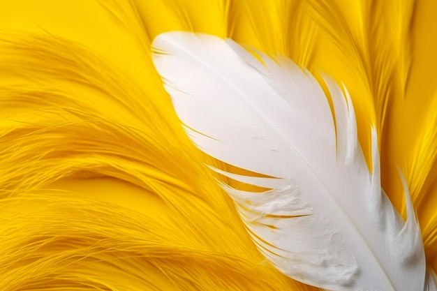 Foto primer plano de pluma blanca brillante copia espacio fondo amarillo concepto de moda y fiesta ai generativo
