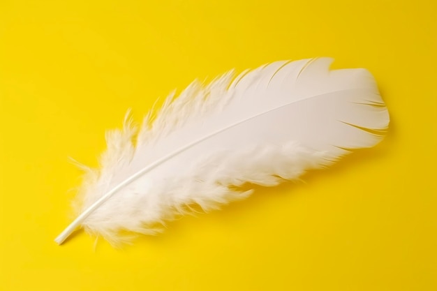 Primer plano de pluma blanca brillante Copia espacio fondo amarillo Concepto de moda y fiesta AI generativo