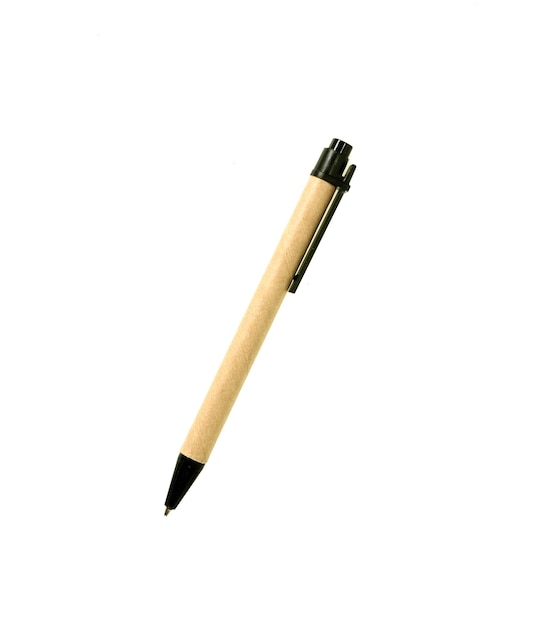 Primer plano de la pluma contra un fondo blanco