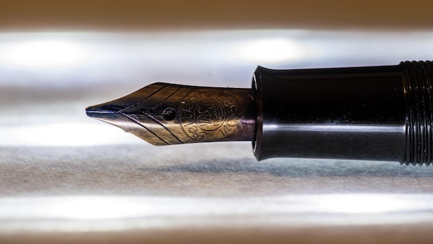 Primer plano de la pluma estilográfica en la mesa