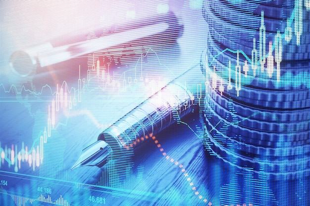 Primer plano de la pluma de monedas apiladas y el gráfico de forex en el fondo de escritorio borroso Gestión financiera concepto de dinero y ganancias Doble exposición