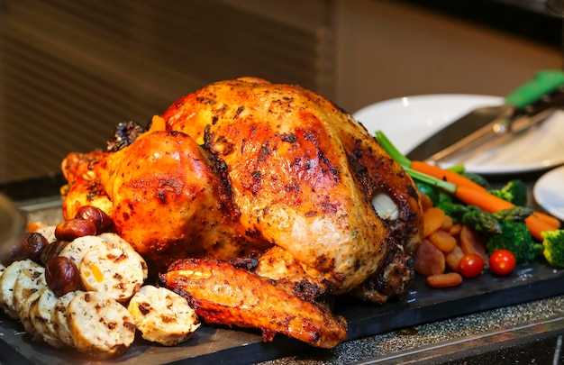 Primer plano de pollo asado en pizarra