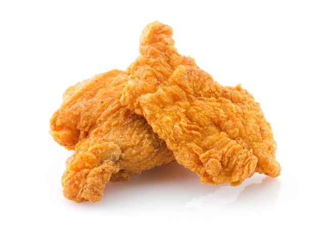 Primer plano de pollo frito sobre un fondo blanco