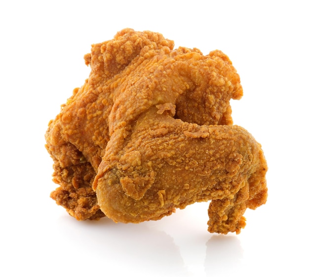 Primer plano de pollo frito sobre un fondo blanco