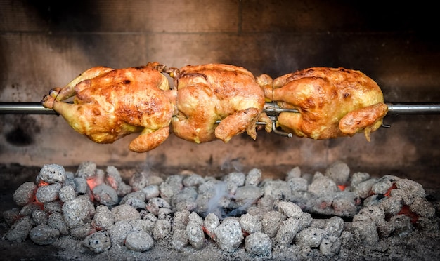 Primer plano de pollo con rosquilla en la barbacoa