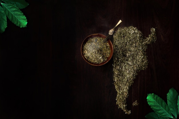 Foto primer plano de polvo de yerba mate orgánico en una calabaza tradicional