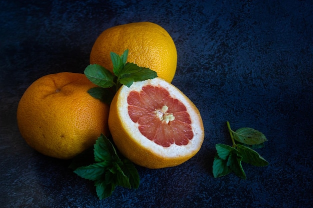 Primer plano de pomelo en rodajas sobre un fondo oscuro