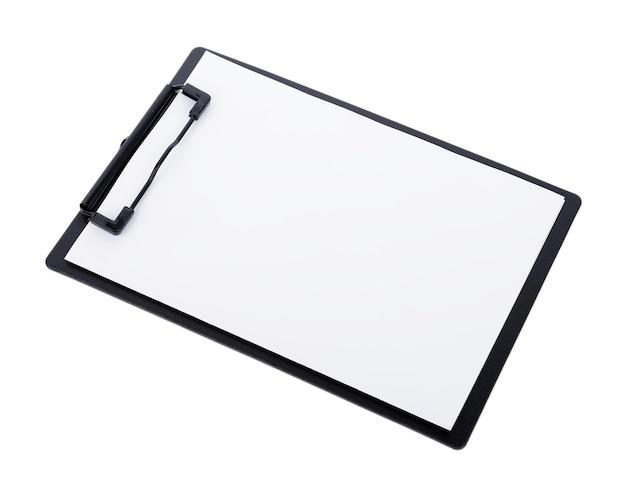 Primer plano del portapapeles con papel en blanco sobre un fondo blanco