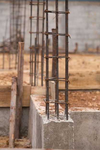 Foto primer plano de un poste de madera en el sitio de construcción