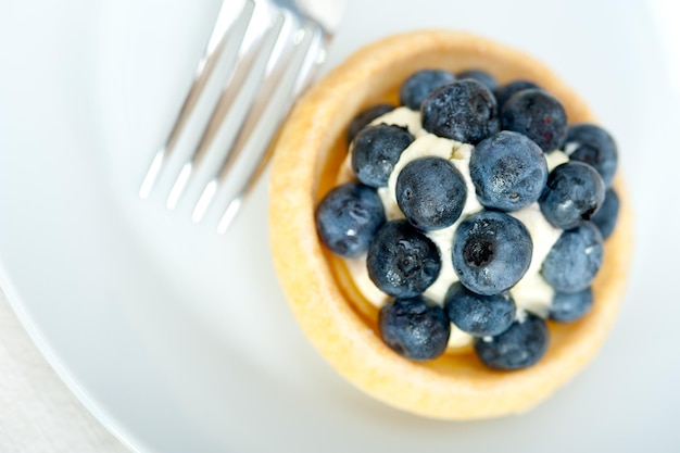 Primer plano de un postre contra un fondo blanco