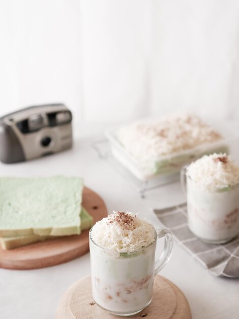 Foto primer plano de un postre dulce servido en la mesa