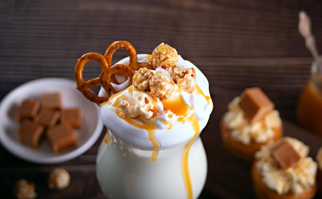 Primer plano del postre en la mesa