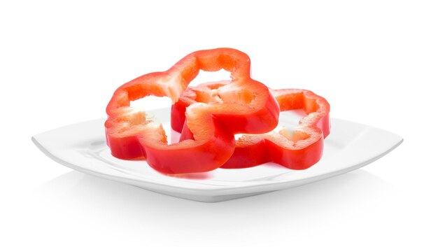 Primer plano de un postre en un plato contra un fondo blanco