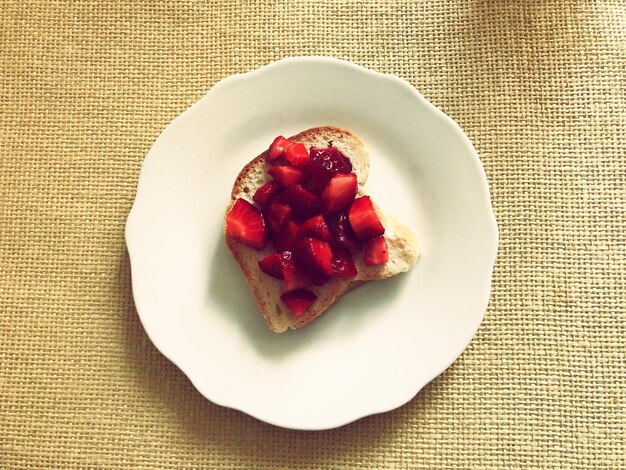 Foto primer plano del postre en el plato sobre la mesa