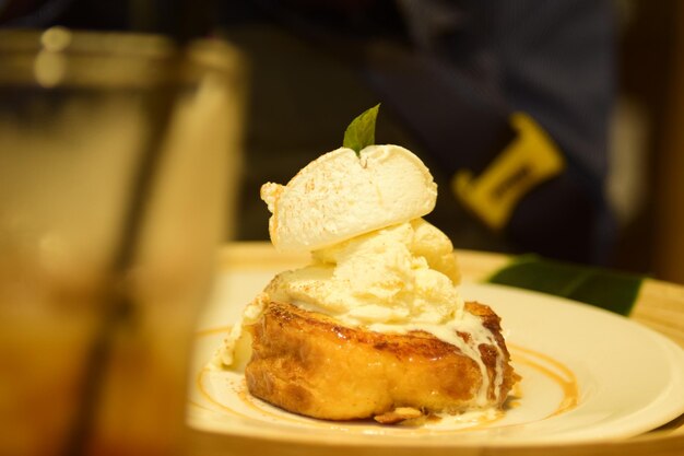 Primer plano del postre en el plato sobre la mesa