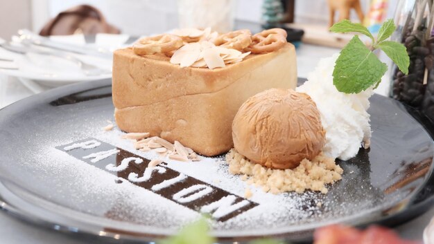 Primer plano del postre en el plato sobre la mesa