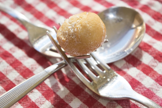 Foto primer plano del postre en el plato sobre la mesa