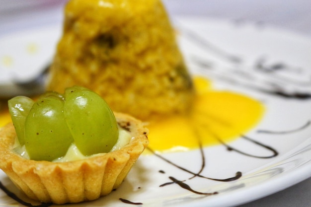 Primer plano del postre en el plato sobre la mesa