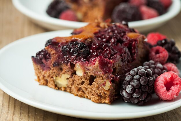 Foto primer plano del postre en el plato sobre la mesa