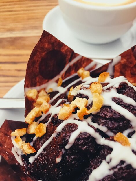 Foto primer plano del postre en el plato sobre la mesa