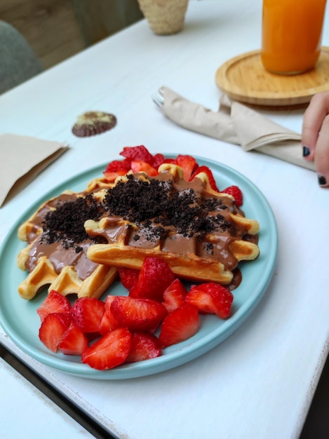 Foto primer plano del postre en el plato sobre la mesa