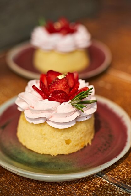 Foto primer plano del postre en el plato sobre la mesa