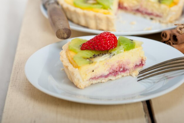 Primer plano del postre en el plato sobre la mesa