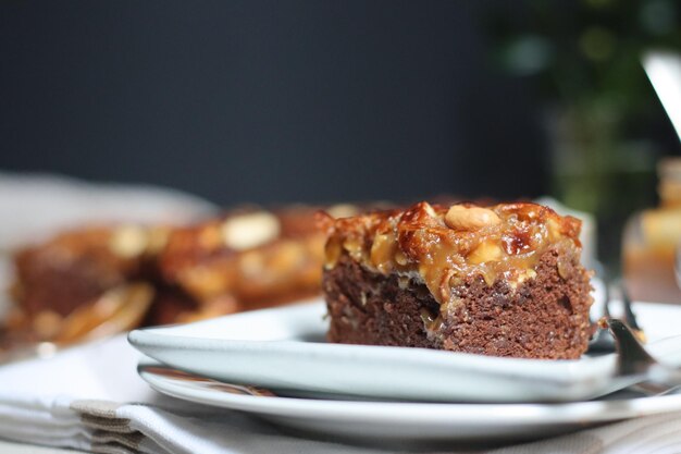 Foto primer plano del postre en el plato sobre la mesa