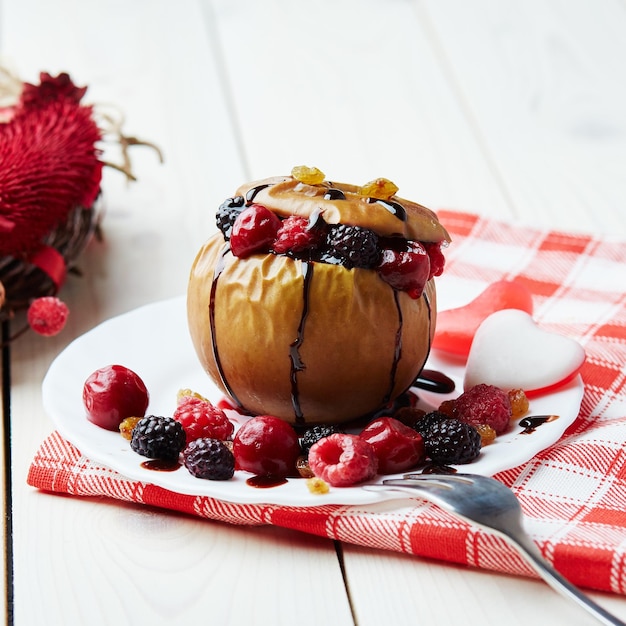 Foto primer plano del postre en el plato sobre la mesa