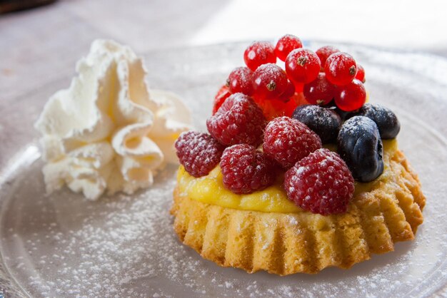 Primer plano del postre en el plato