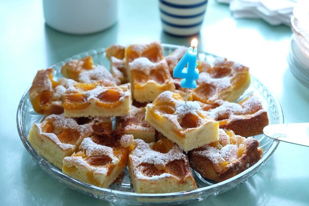 Primer plano del postre en el plato