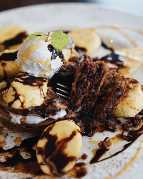 Primer plano del postre en el plato