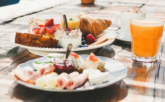 Primer plano del postre servido en la mesa