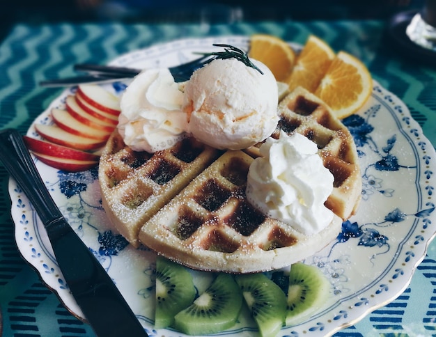 Foto primer plano del postre servido en un plato sobre la mesa