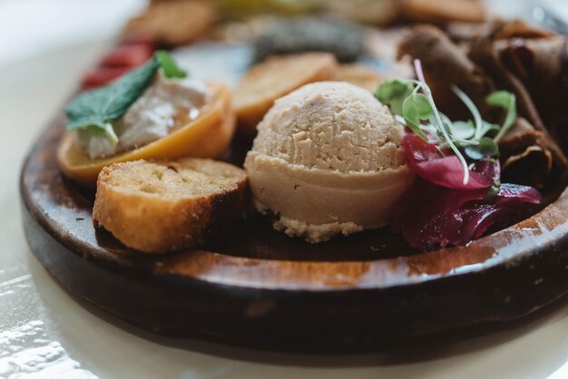 Foto primer plano del postre servido en el plato