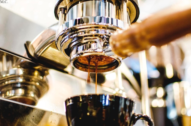 Primer plano de la preparación del café en una cafetería