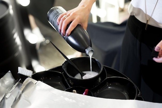 Primer plano de la preparación del tinte para el cabello