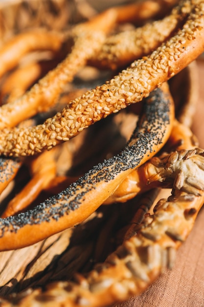 Primer plano de pretzels suaves caseros recién hechos