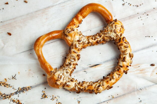 Un primer plano de pretzels suaves y salados recién horneados sobre un fondo de madera