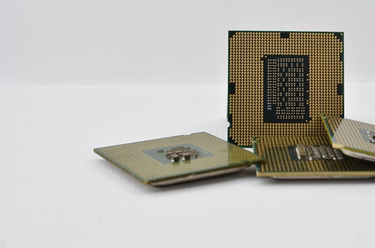 Foto primer plano de un procesador de computadora de alta velocidad sobre una superficie brillante que simboliza la era digital