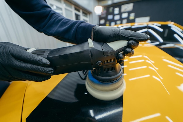 Primer plano del proceso de detallado del automóvil con un pulidor