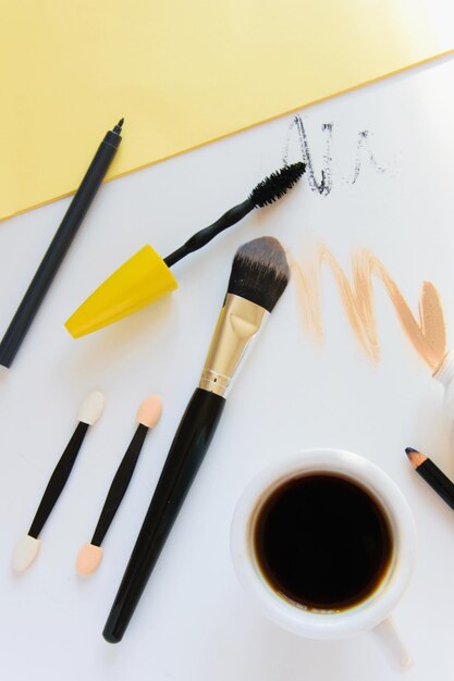 Foto primer plano de productos de belleza y taza de café sobre un fondo blanco