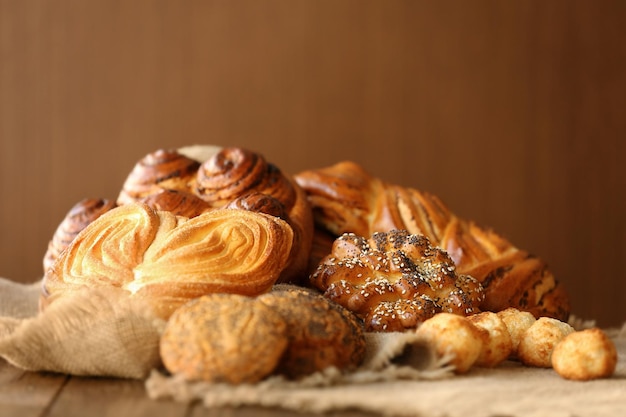 Primer plano de productos de panadería frescos