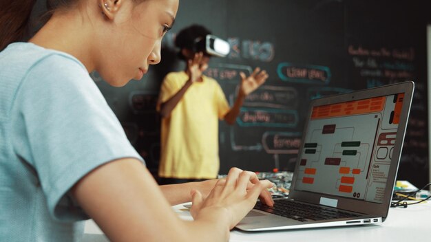 Primer plano de un programa de codificación manual de una estudiante mientras usa la Edificación VR