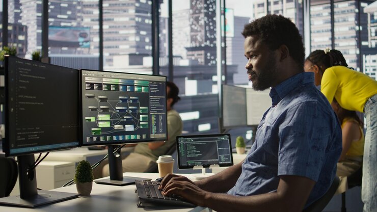 Foto primer plano de la programación de expertos en ti en la oficina utilizando una pc