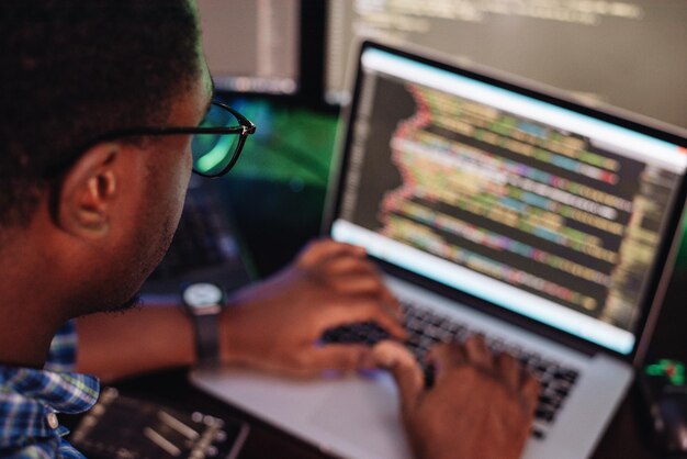 Foto primer plano de un programador de computadoras trabajando en la oficina